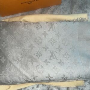 AUTHENTIC MONOGRAM LOUIS VUITTON SHAWL AND IN EXCELLENT CONDITION (with receipt)